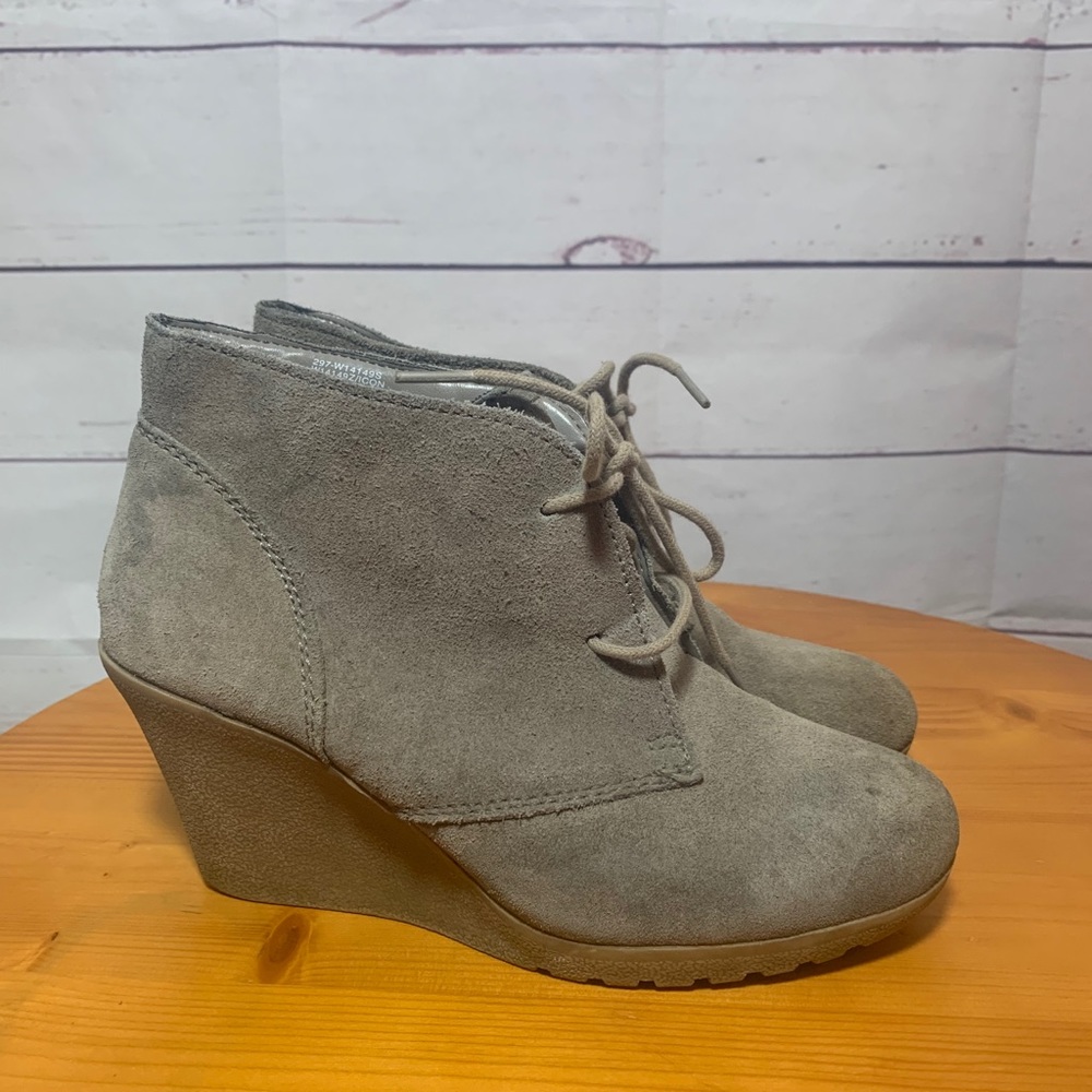 Tan nude suede ankle wedge booties 7.5 white mountain comfortable
